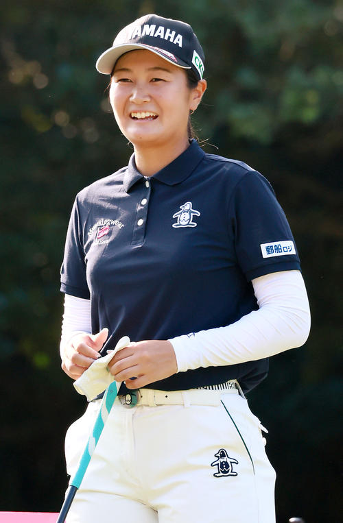 笑顔でプロアマ戦に臨む神谷（撮影・上山淳一）