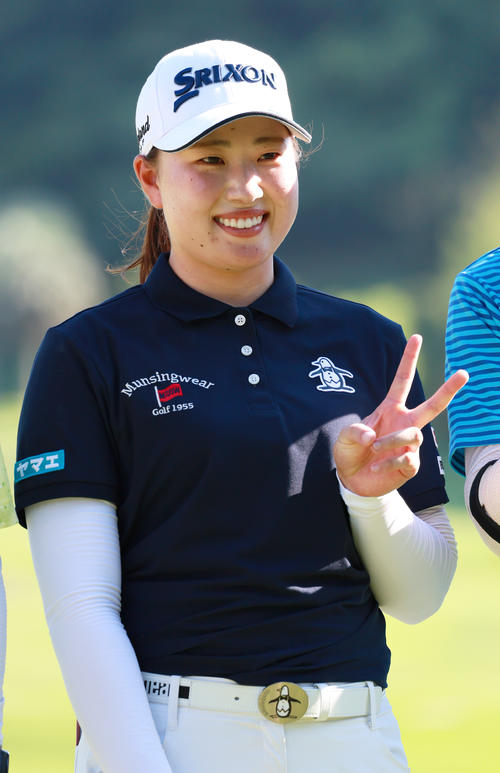 プロアマ戦で記念撮影する竹田（撮影・上山淳一）