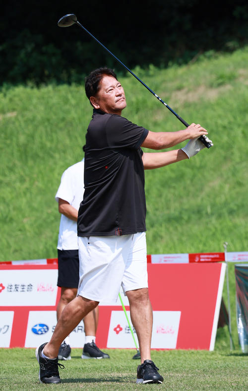 プロアマ戦でティーショットを放つ佐々木主浩氏（撮影・上山淳一）