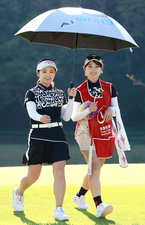 プロアマ戦でリラックスした表情を見せる政田（左）と竹本キャディー（撮影・上山淳一）