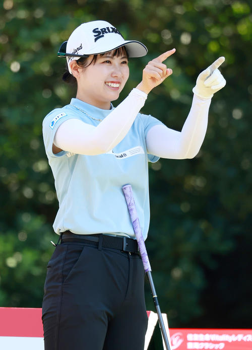 プロアマ戦でリラックスした表情の尾関（撮影・上山淳一）