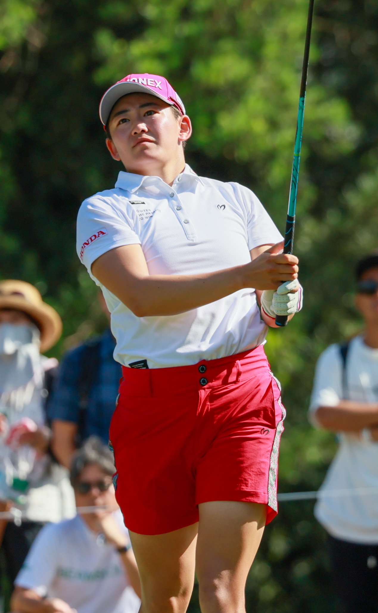 3番、岩井明はティーショットを放つ（撮影・上山淳一）