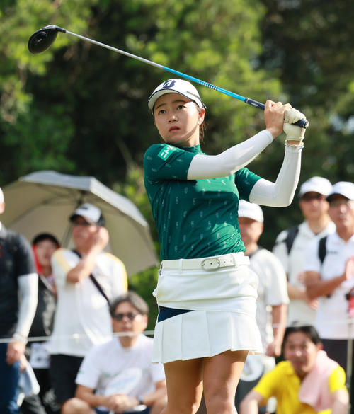 3番、佐藤心結はティーショットを放つ（撮影・上山淳一）