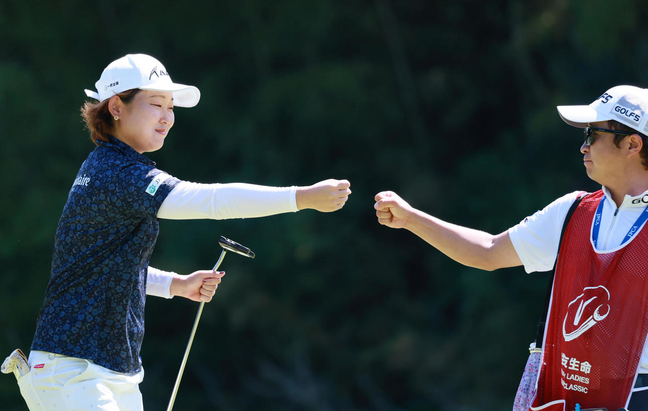 3番、バーディーを決めた小滝は笑顔で李キャディーとグータッチする（撮影・上山淳一）