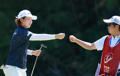 3番、バーディーを決めた小滝は笑顔で李キャディーとグータッチする（撮影・上山淳一）