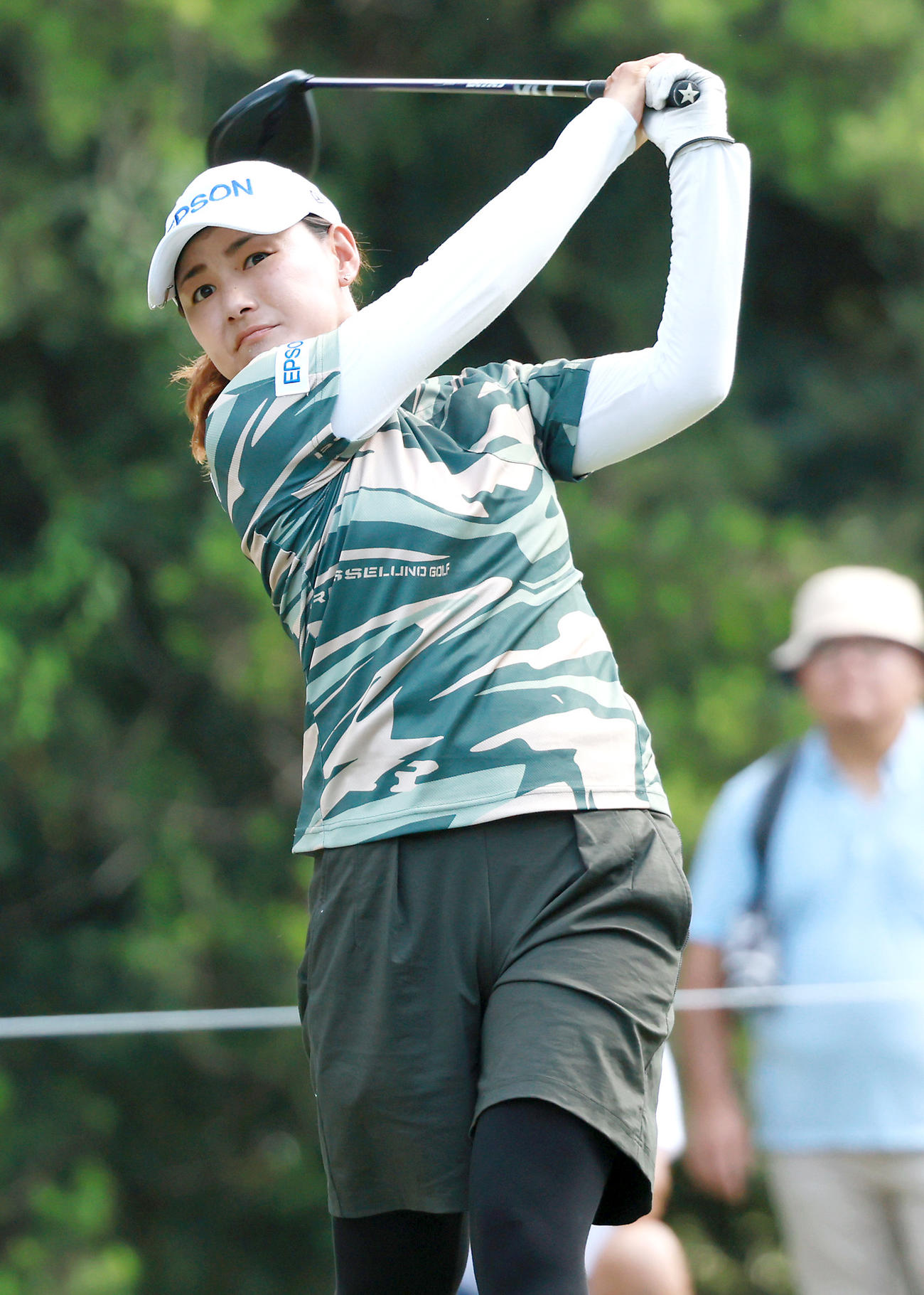 3番、横峯はティーショットを放つ（撮影・上山淳一）