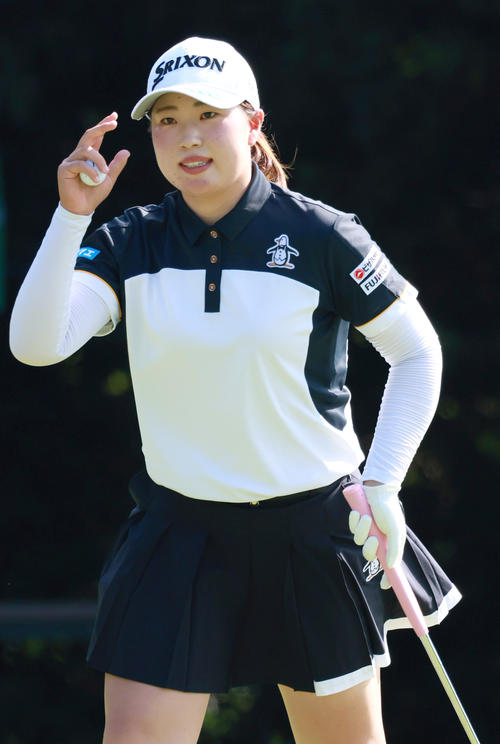 2番、竹田はバーディーパットを決める（撮影・上山淳一）