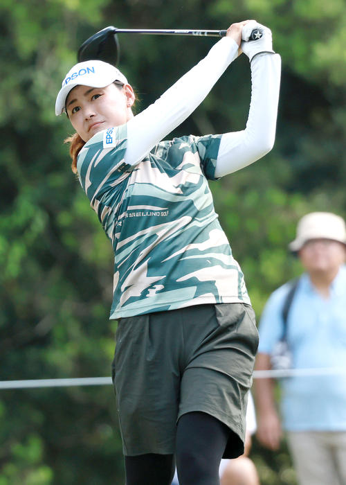 3番、横峯はティーショットを放つ（撮影・上山淳一）