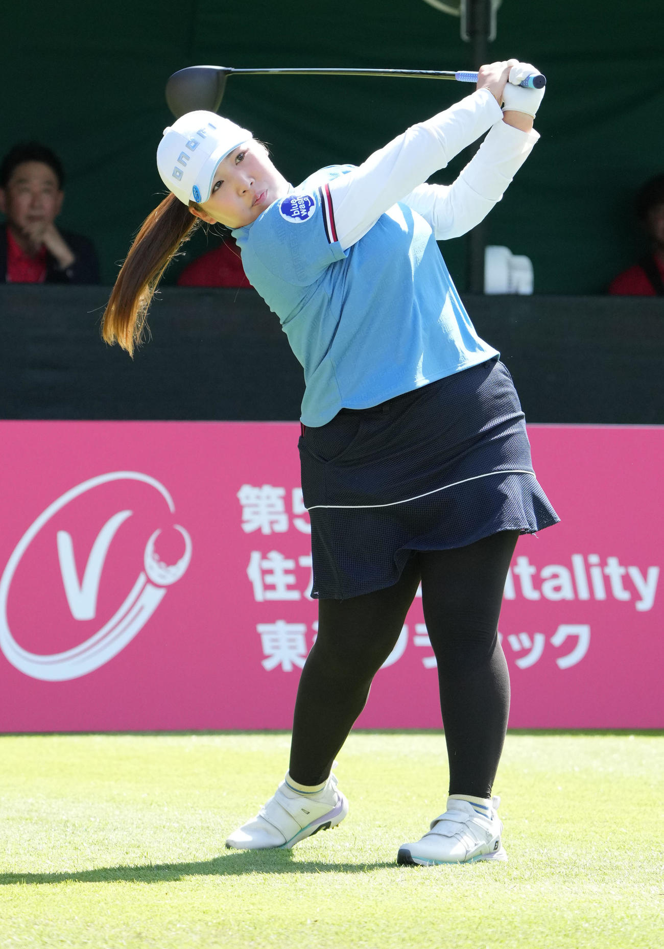 1番、ティーショットを放つ小林（撮影・森本幸一）