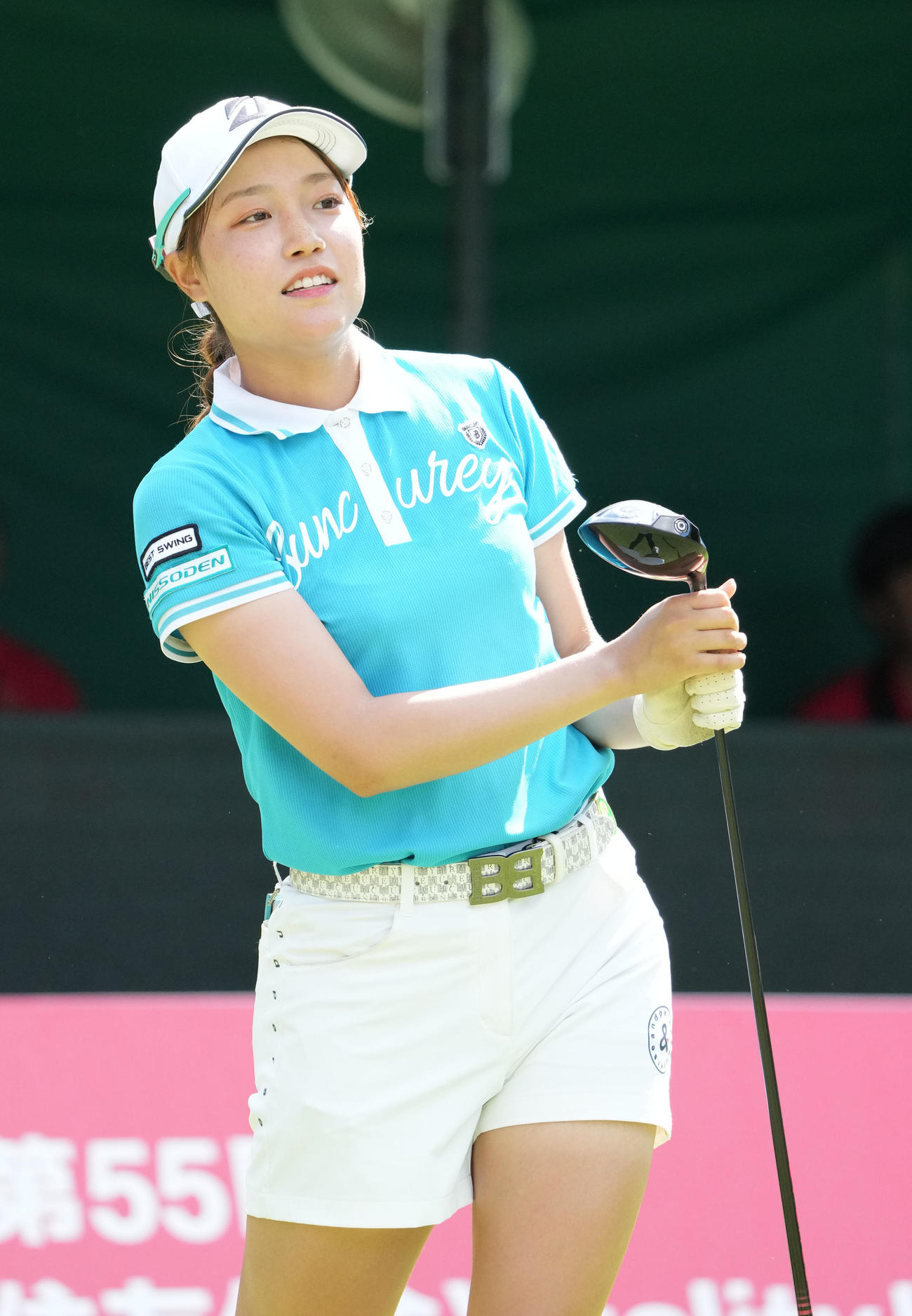1番、ティーショットを放ち打球を見つめる木村（撮影・森本幸一）