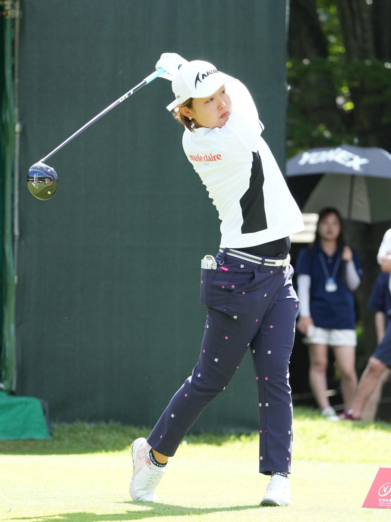 1番、ティーショットを放つ小滝（撮影・森本幸一）