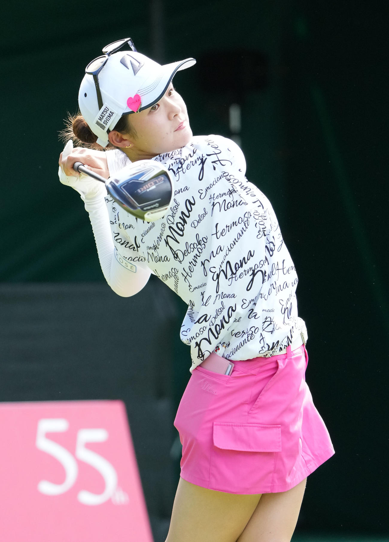 1番、ティーショットを放つ川崎（撮影・森本幸一）
