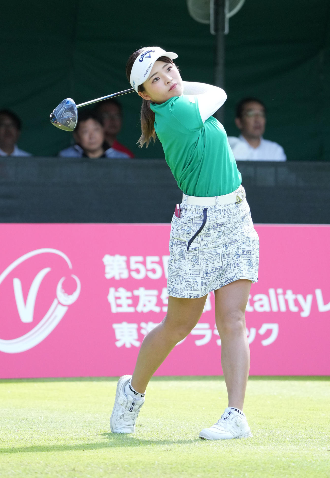 1番、ティーショットを放つ政田（撮影・森本幸一）