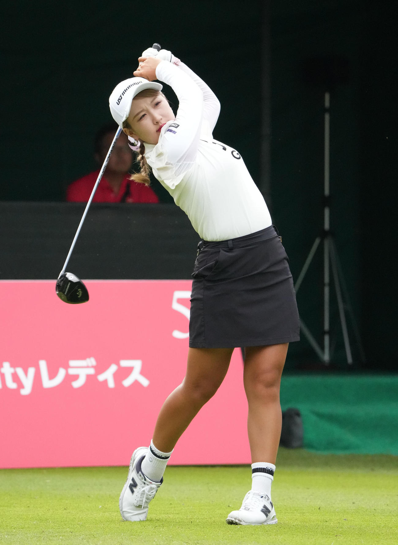 1番、ティーショットを放つリ・ハナ（撮影・森本幸一）