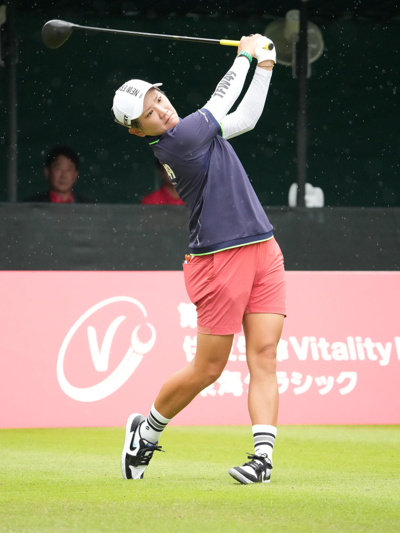 1番、ティーショットを放つ成田（撮影・森本幸一）