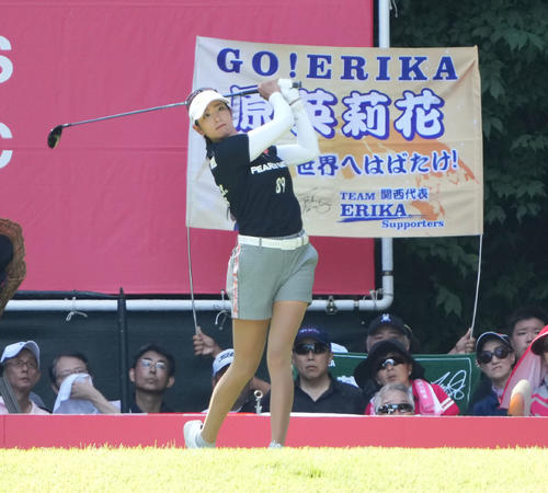 18番、ティーショットを放つ原英莉花（撮影・森本幸一）