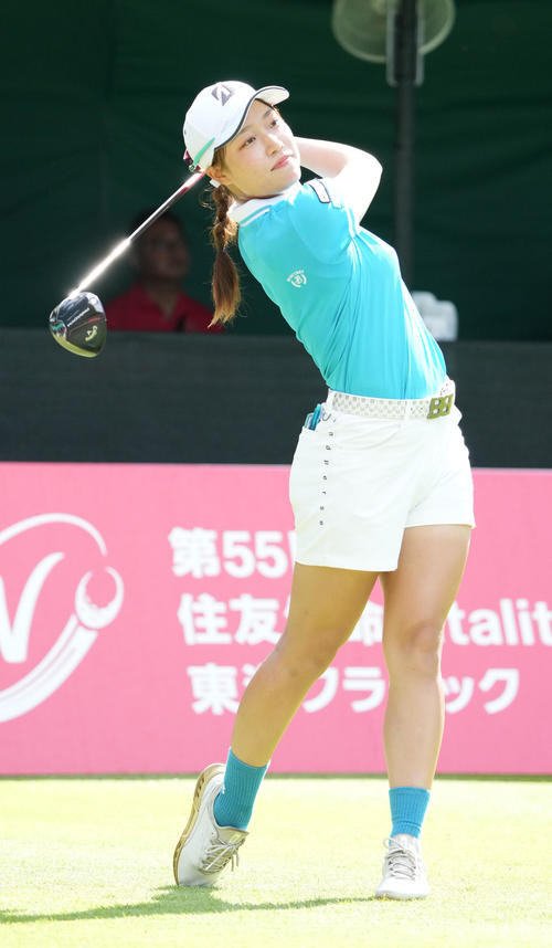 1番、ティーショットを放つ木村（撮影・森本幸一）
