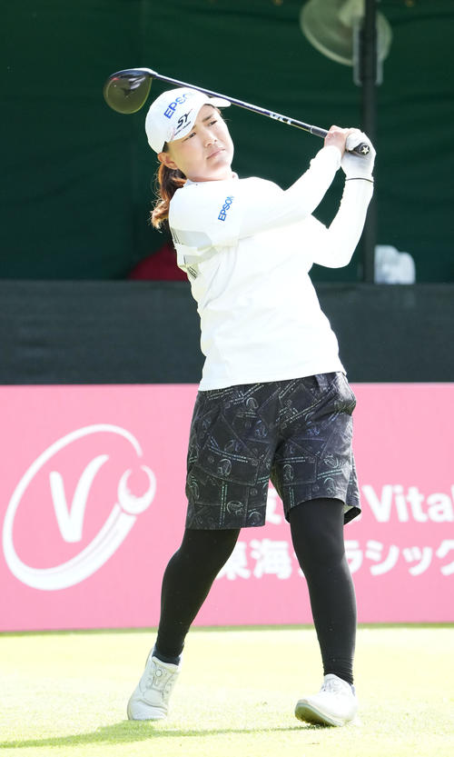 1番、ティーショットを放つ横峯（撮影・森本幸一）