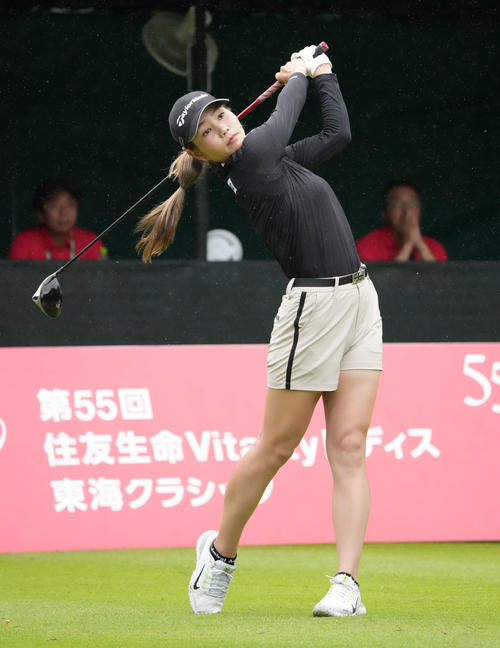 1番、ティーショットを放つ山路（撮影・森本幸一）