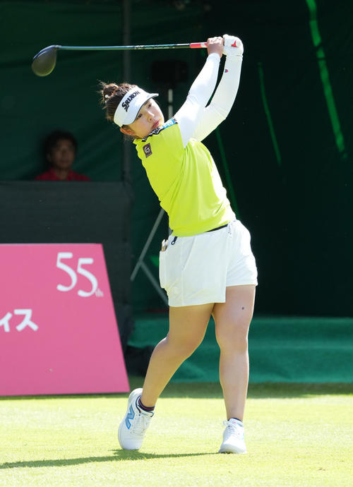 1番、ティーショットを放つ山下（撮影・森本幸一）