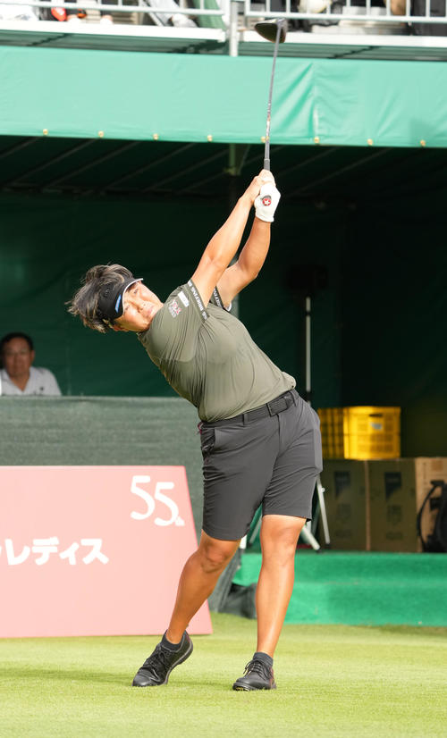 ドライビングコンテスト　277．7ヤードで優勝した工藤（撮影・森本幸一）