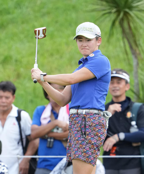 17番、バーディーパットを決められず悔しそうな表情を見せる岩井明（撮影・森本幸一）