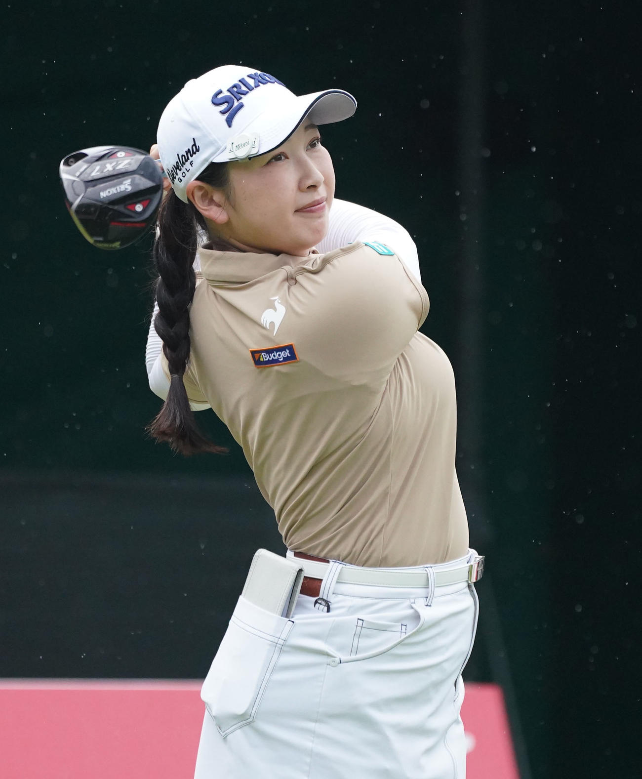 1番、ティーショットを放つ小祝（撮影・森本幸一）