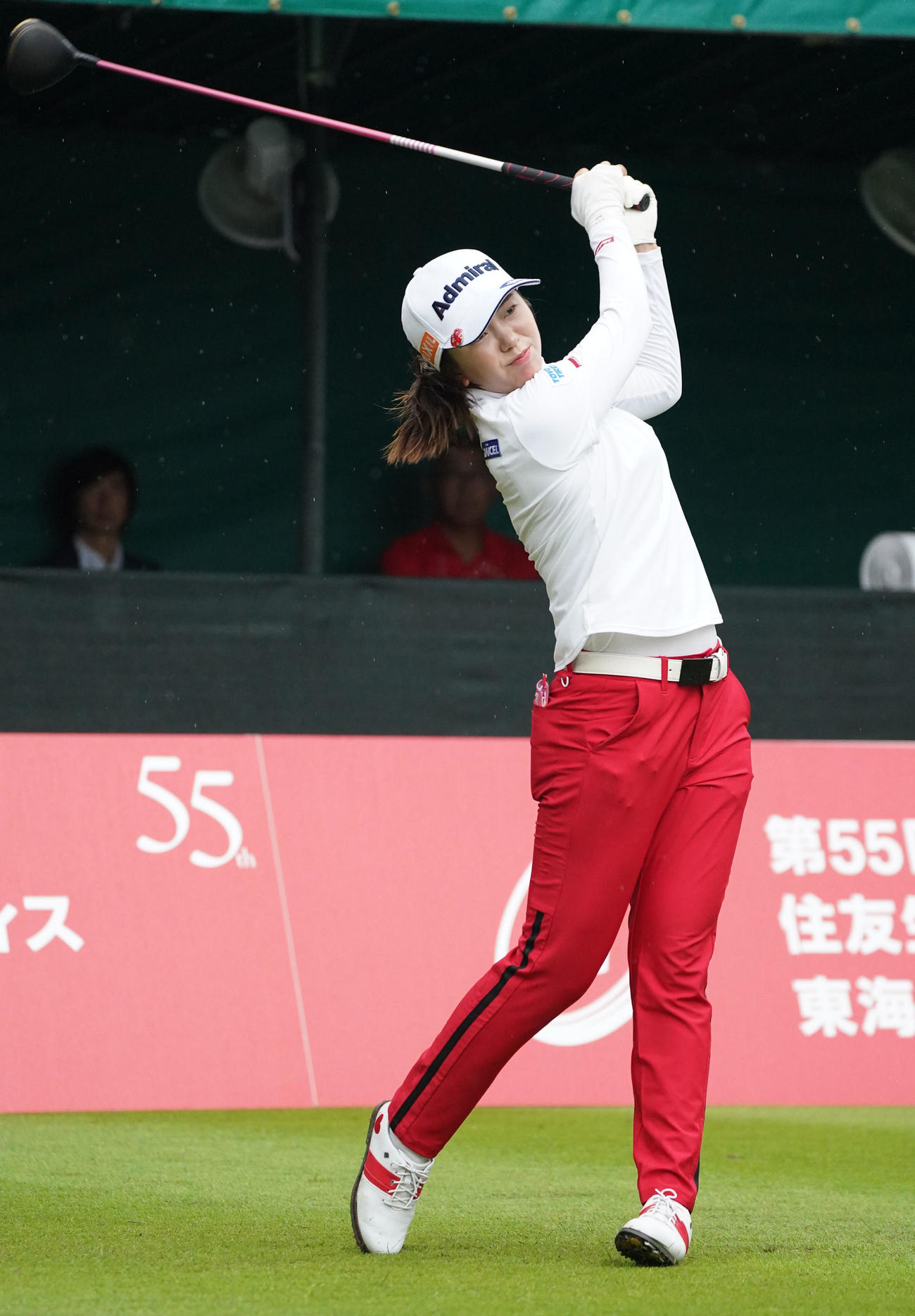 1番、ティーショットを放つ堀（撮影・森本幸一）
