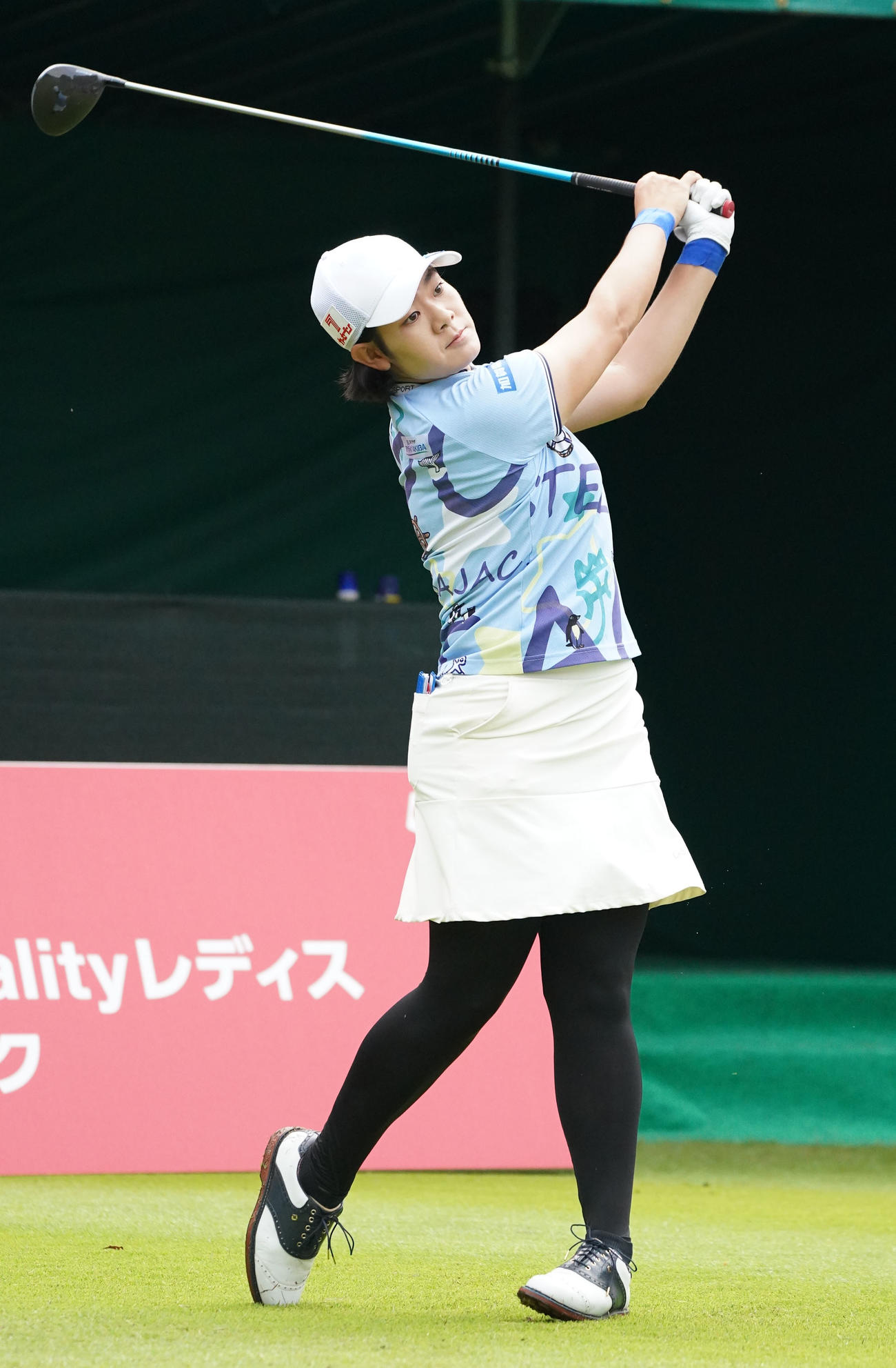 1番、ティーショットを放つ川岸（撮影・森本幸一）