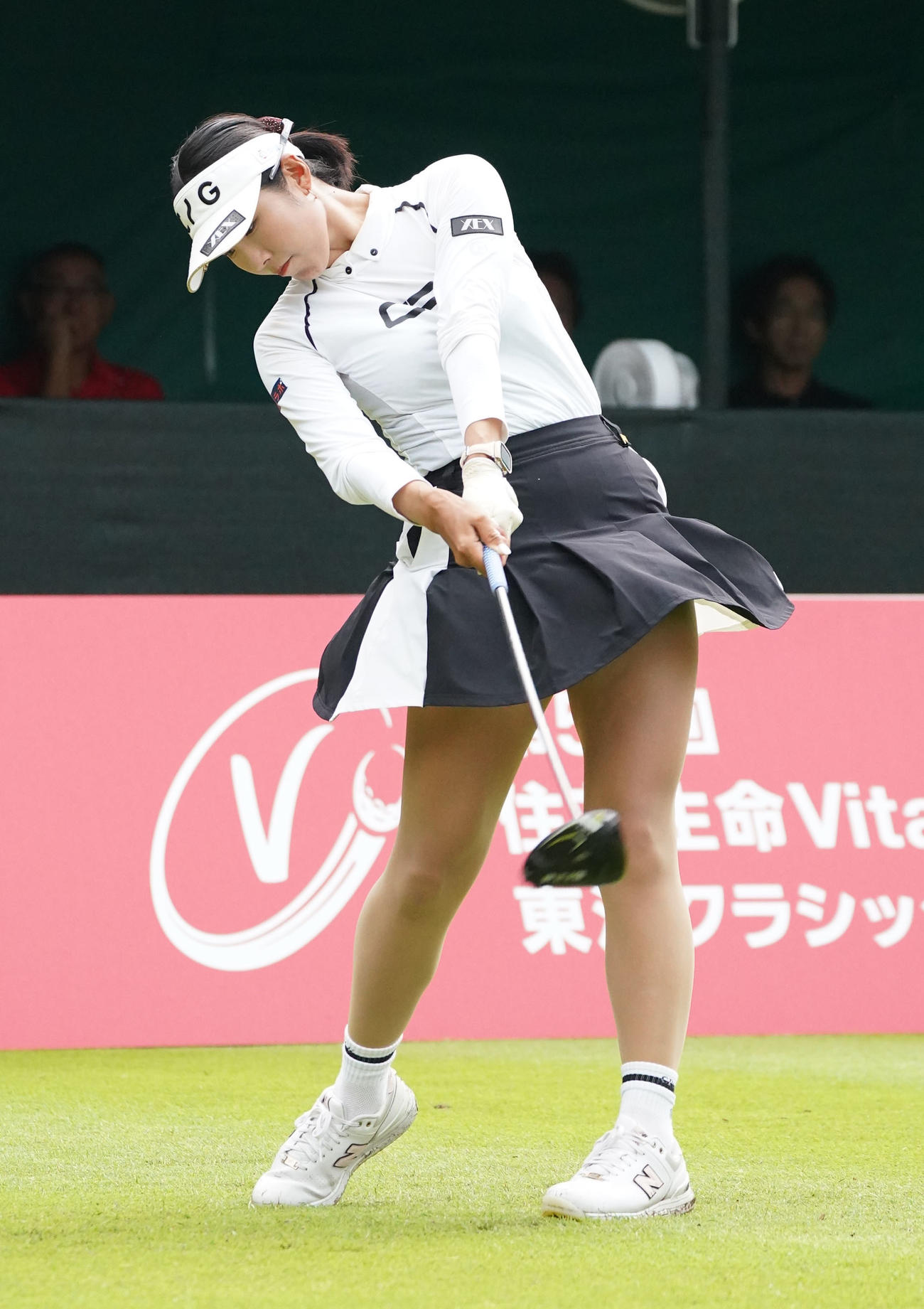 1番、ティーショットを放つ高木（撮影・森本幸一）