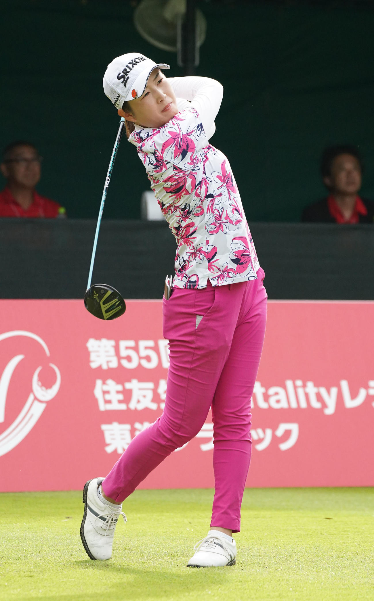 1番、ティーショットを放つ新海（撮影・森本幸一）