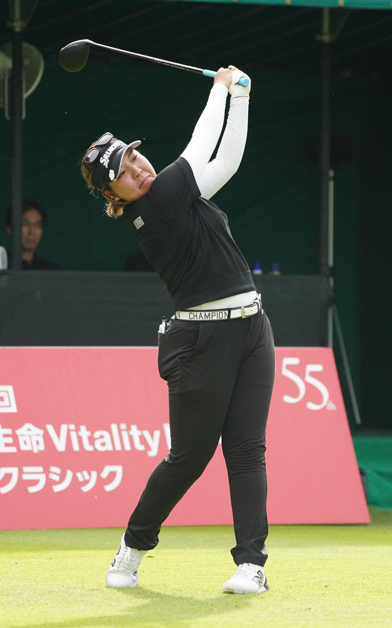 1番、ティーショットを放つ仁井（撮影・森本幸一）