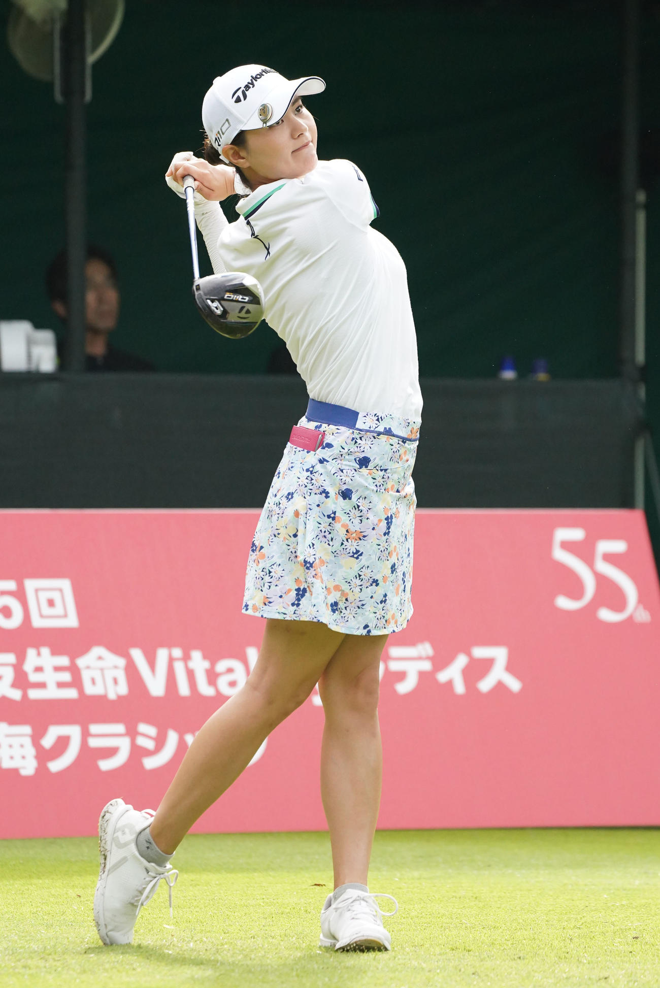 1番、ティーショットを放つ新垣（撮影・森本幸一）