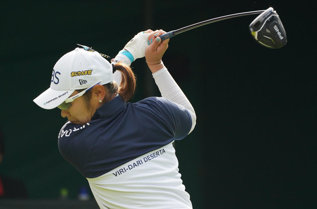 1番、ティーショットを放つ藤田（撮影・森本幸一）