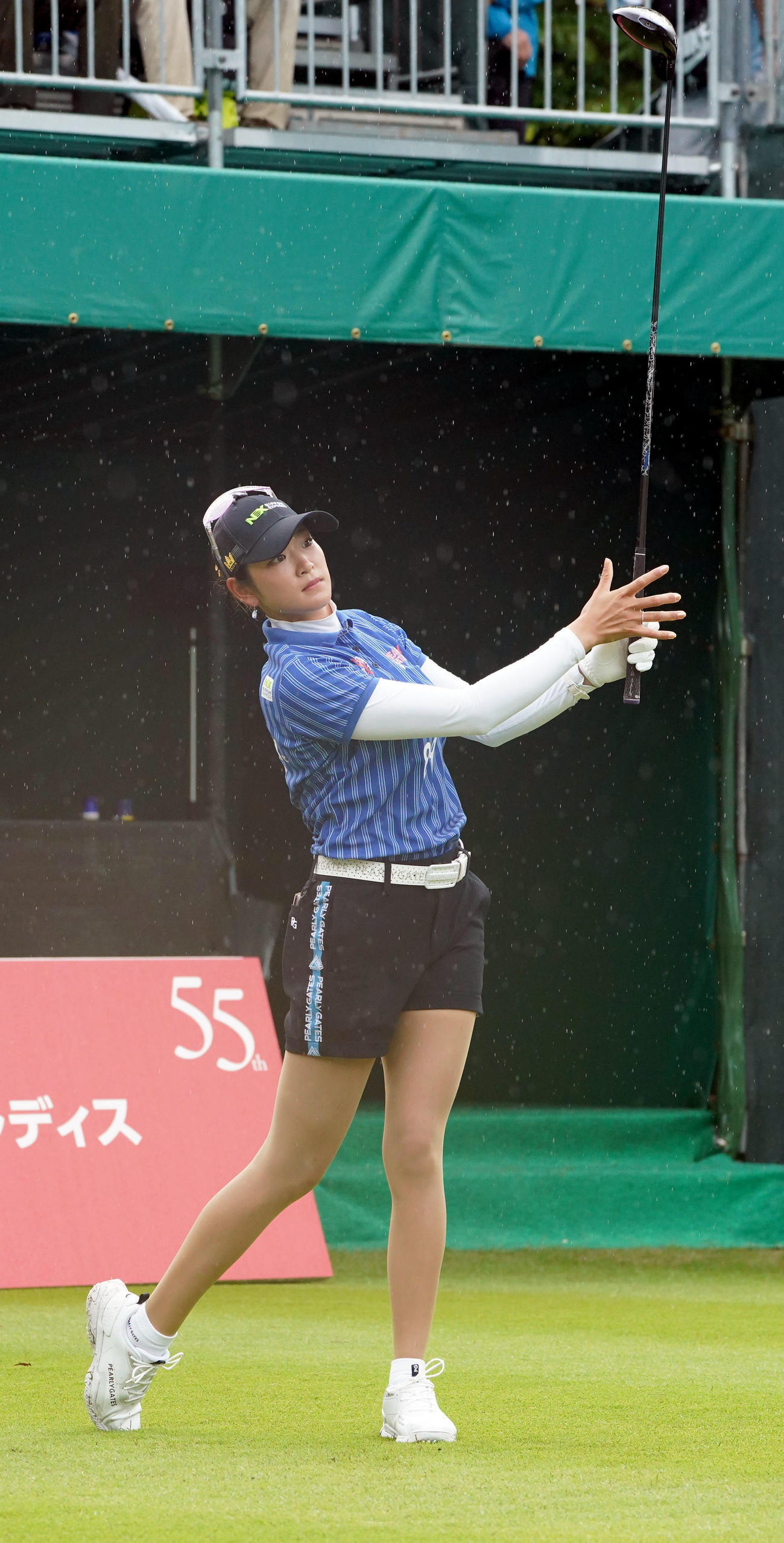 1番、ティーショットを放つ原英莉花（撮影・森本幸一）