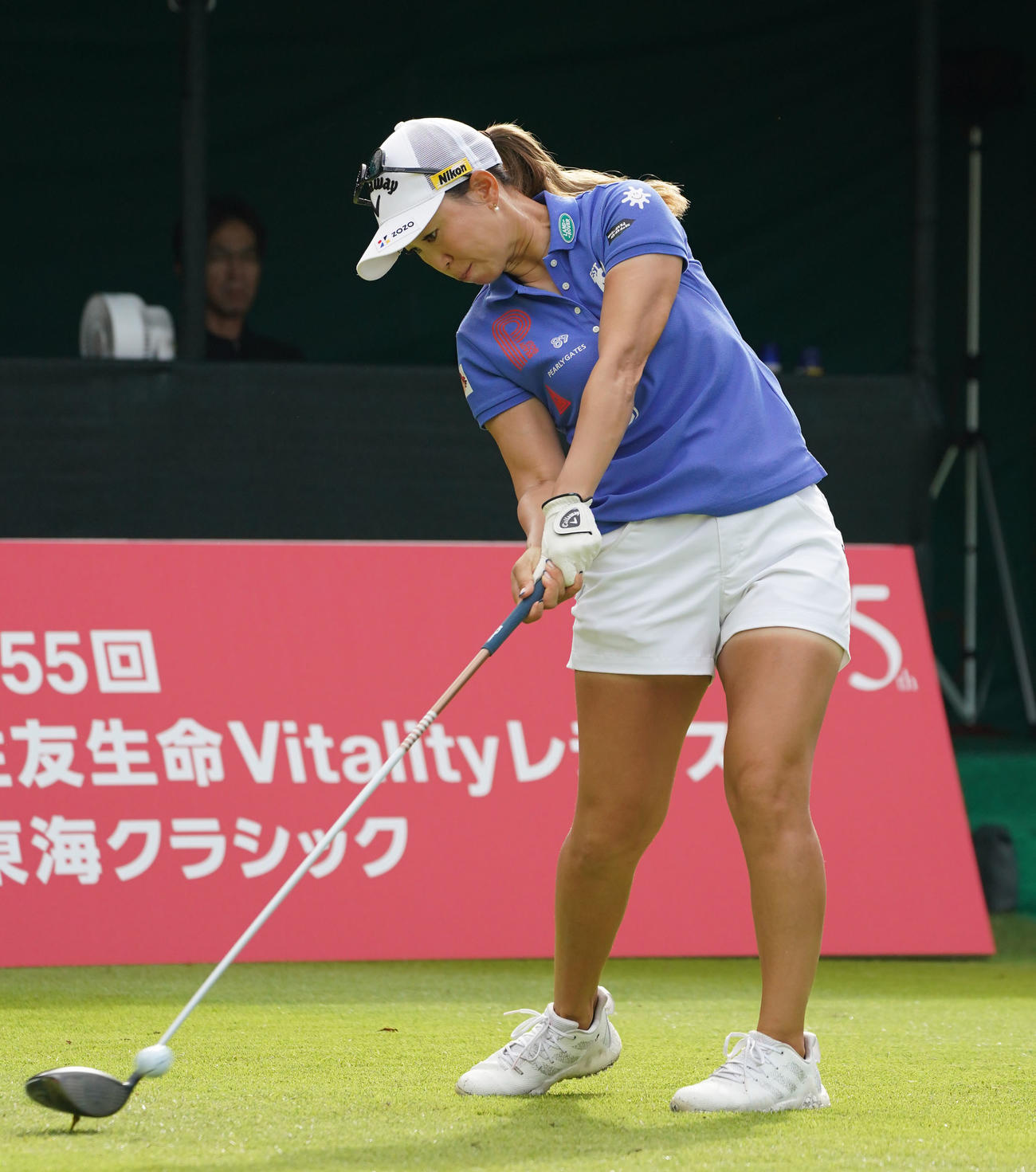 1番、ティーショットを放つ上田（撮影・森本幸一）