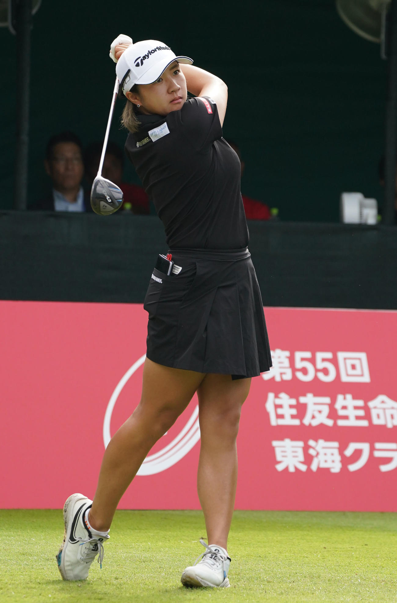 1番、ティーショットを放つ泉田（撮影・森本幸一）