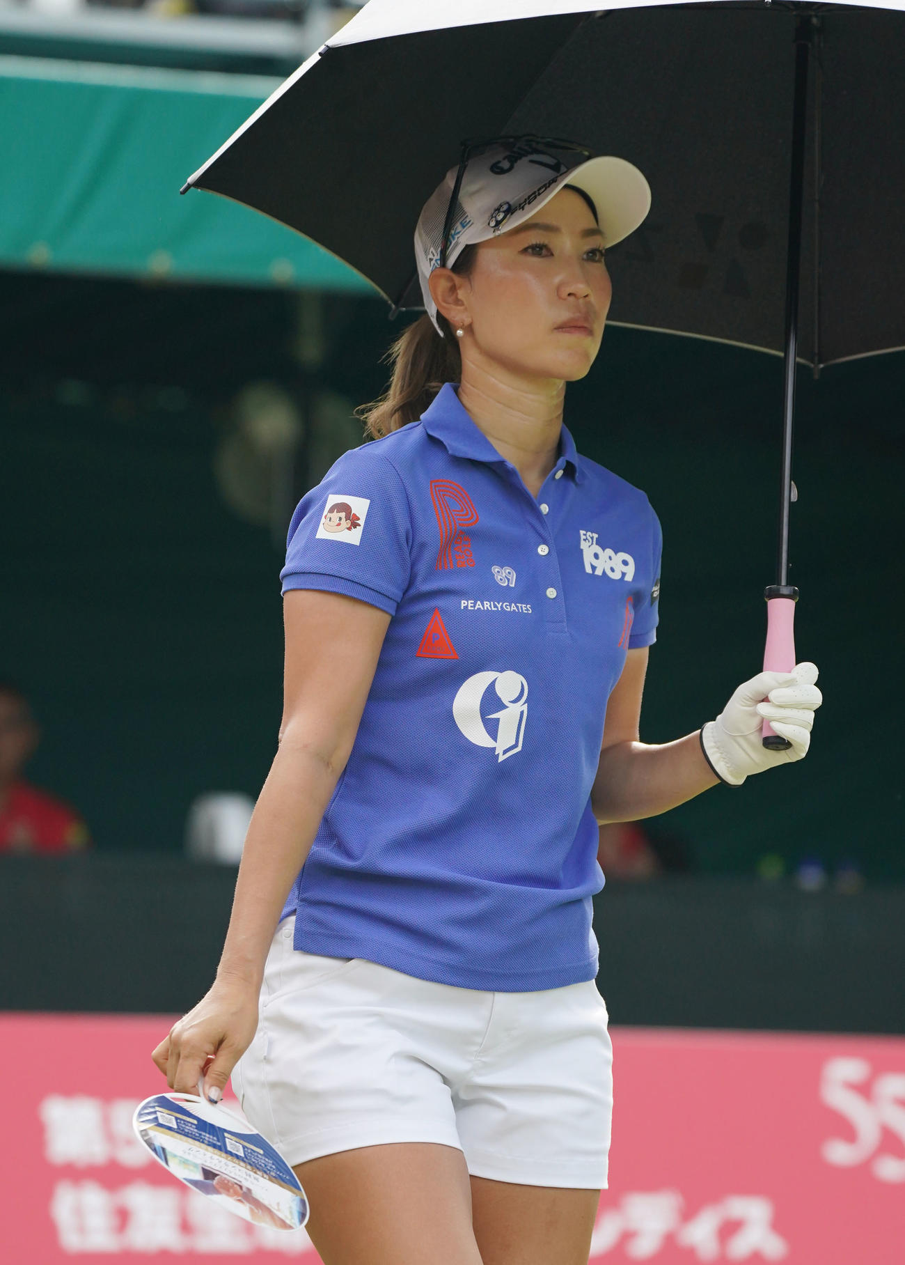 1番、うちわを手にスタートする上田（撮影・森本幸一）