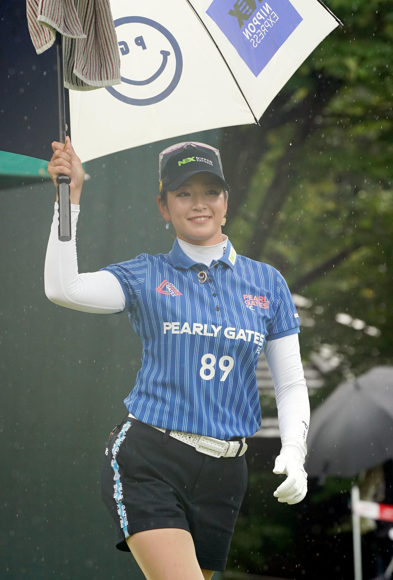 1番、ティーショットを放ちスタートする原英莉花（撮影・森本幸一）