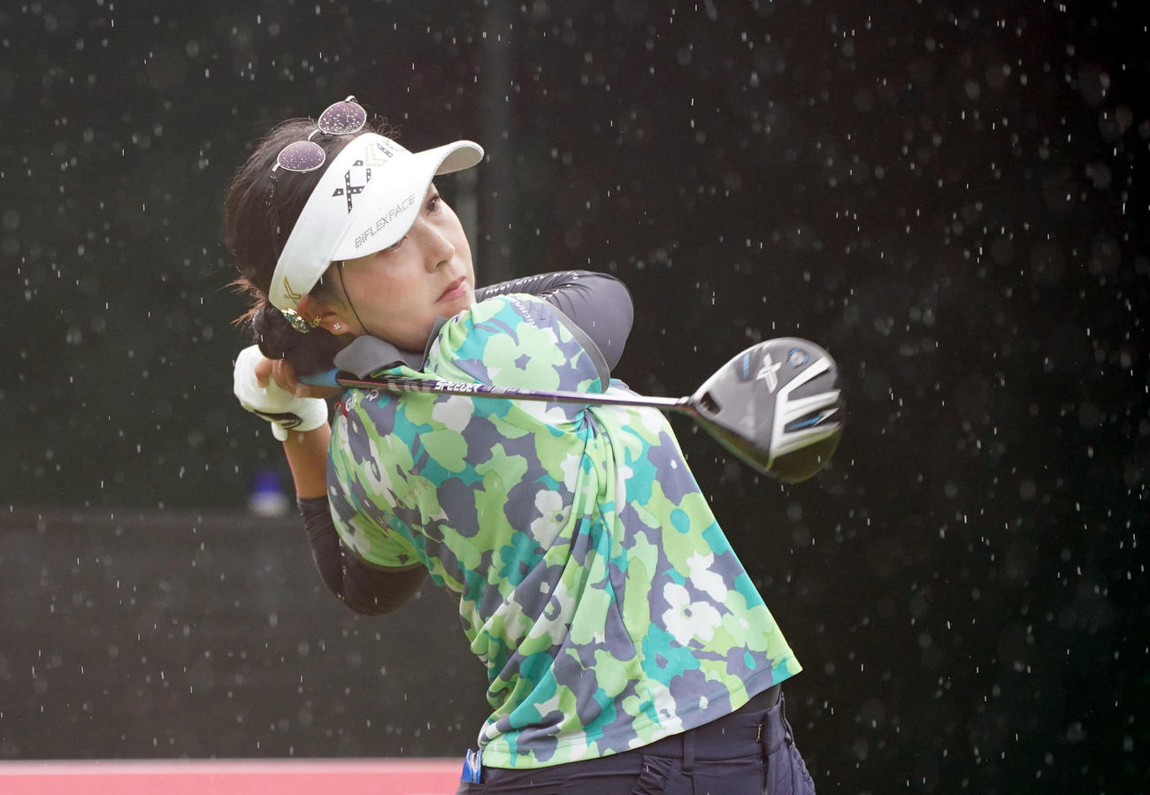 1番、ティーショットを放つ青木瀬令奈（撮影・森本幸一）