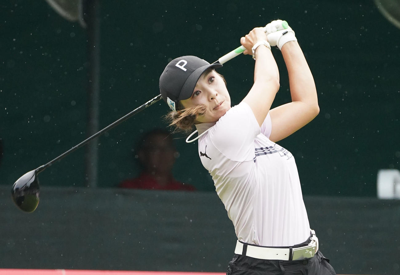 1番、ティーショットを放つ菊地絵理香（撮影・森本幸一）