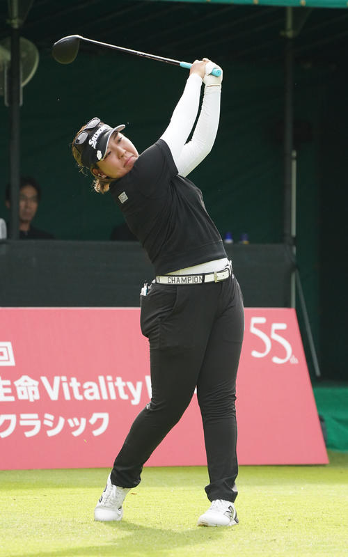 1番、ティーショットを放つ仁井(撮影・森本幸一)