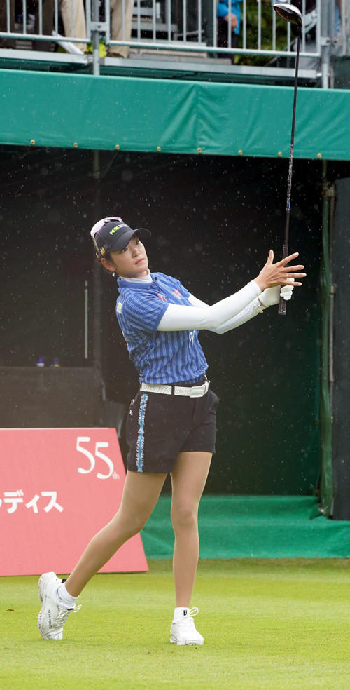 1番、ティーショットを放つ原英莉花(撮影・森本幸一)