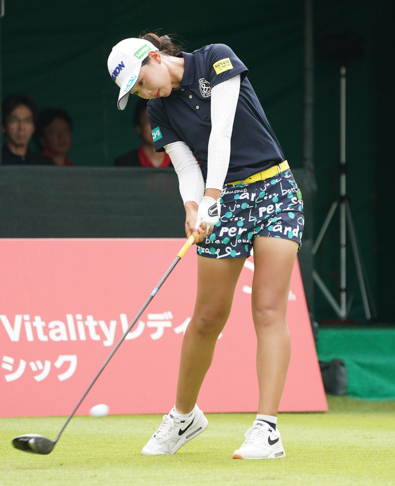 1番、ティーショットを放つ菅（撮影・森本幸一）