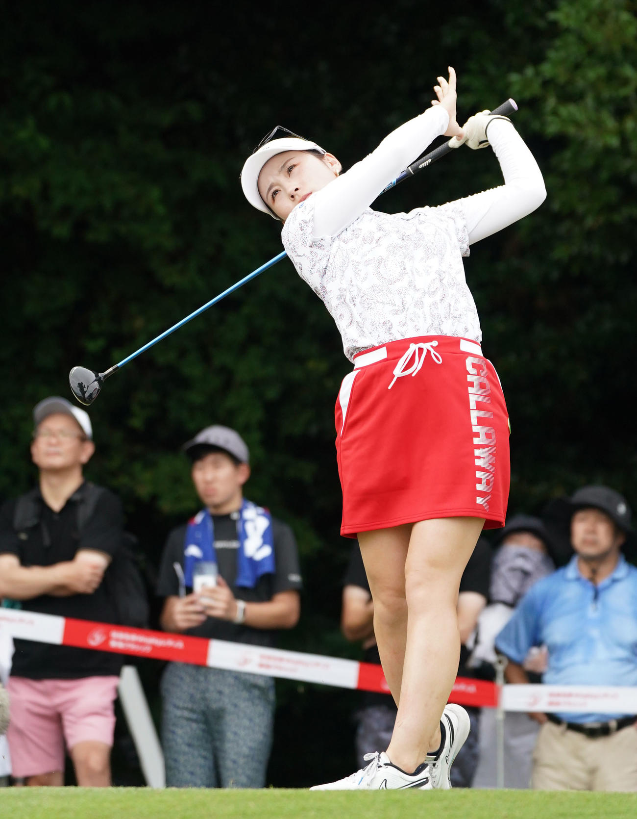 16番、ティーショットを放つ西村（撮影・森本幸一）