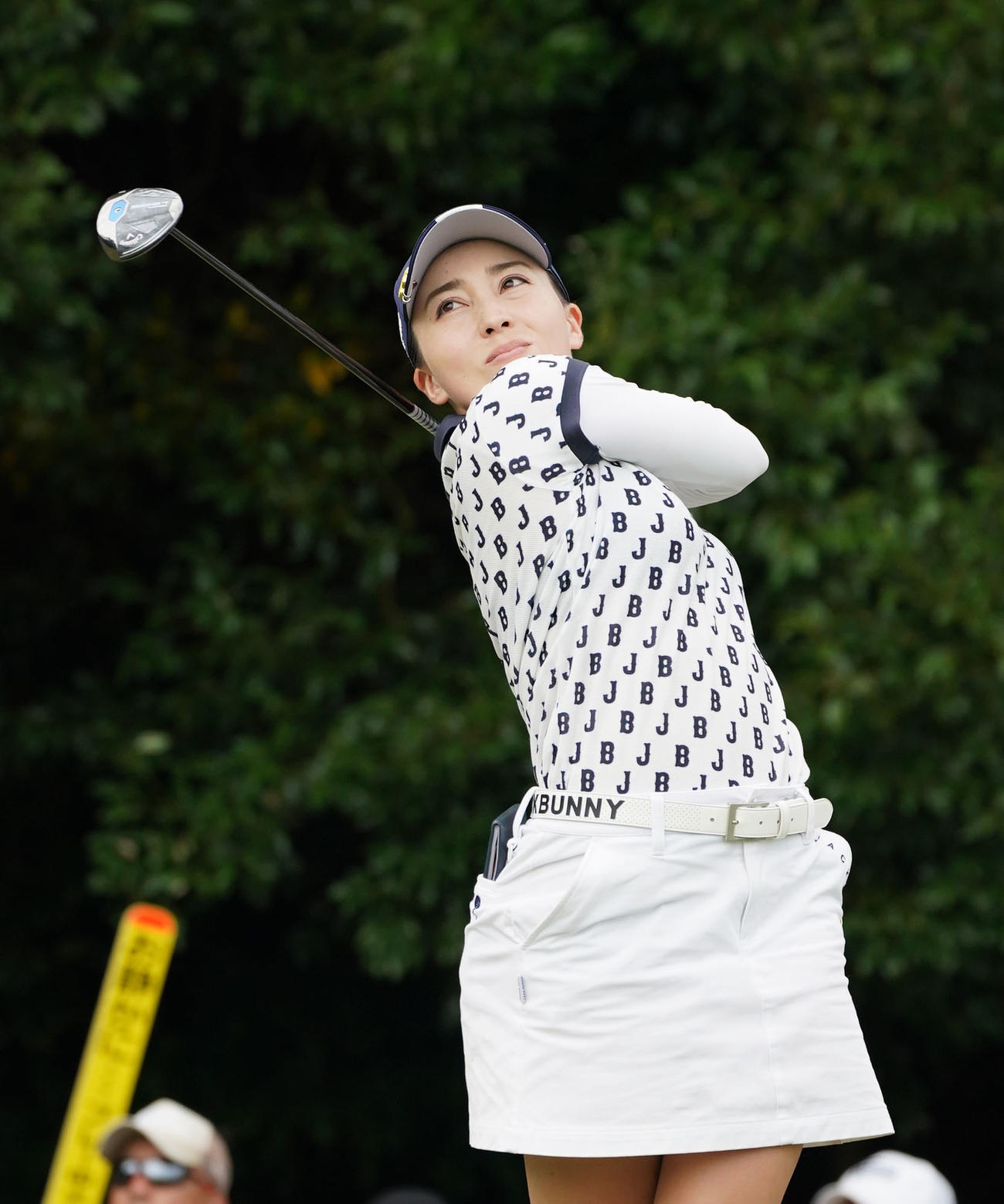 16番、ティーショットを放つ村田（撮影・森本幸一）