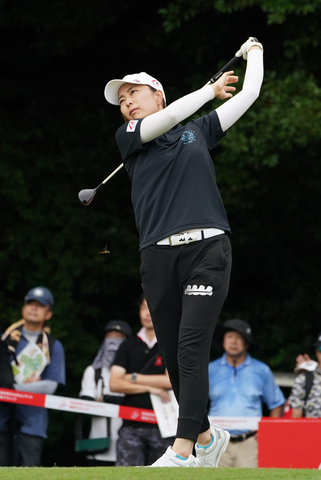 16番、ティーショットを放つ服部（撮影・森本幸一）