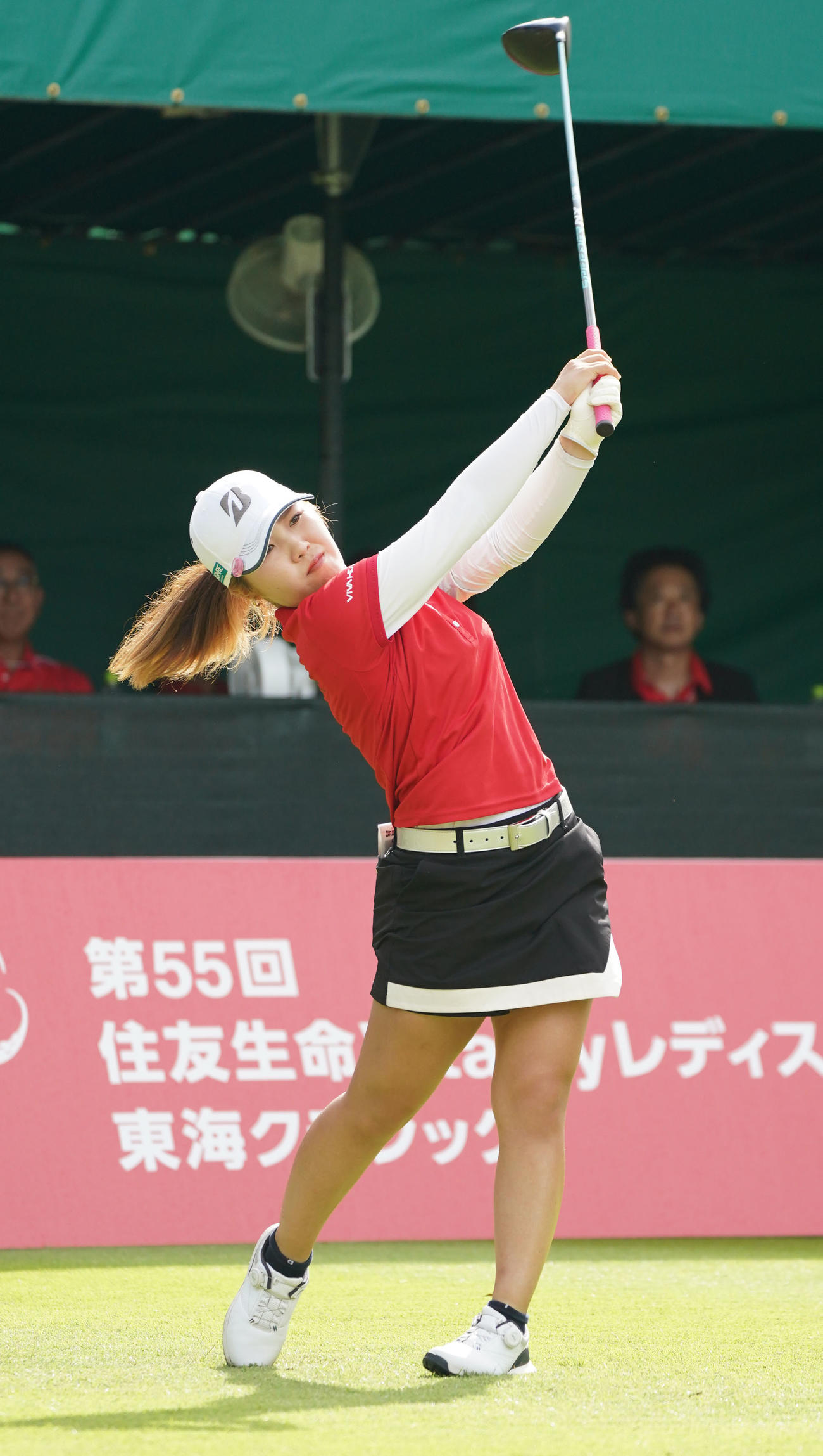 1番、ティーショットを放つ古江（撮影・森本幸一）