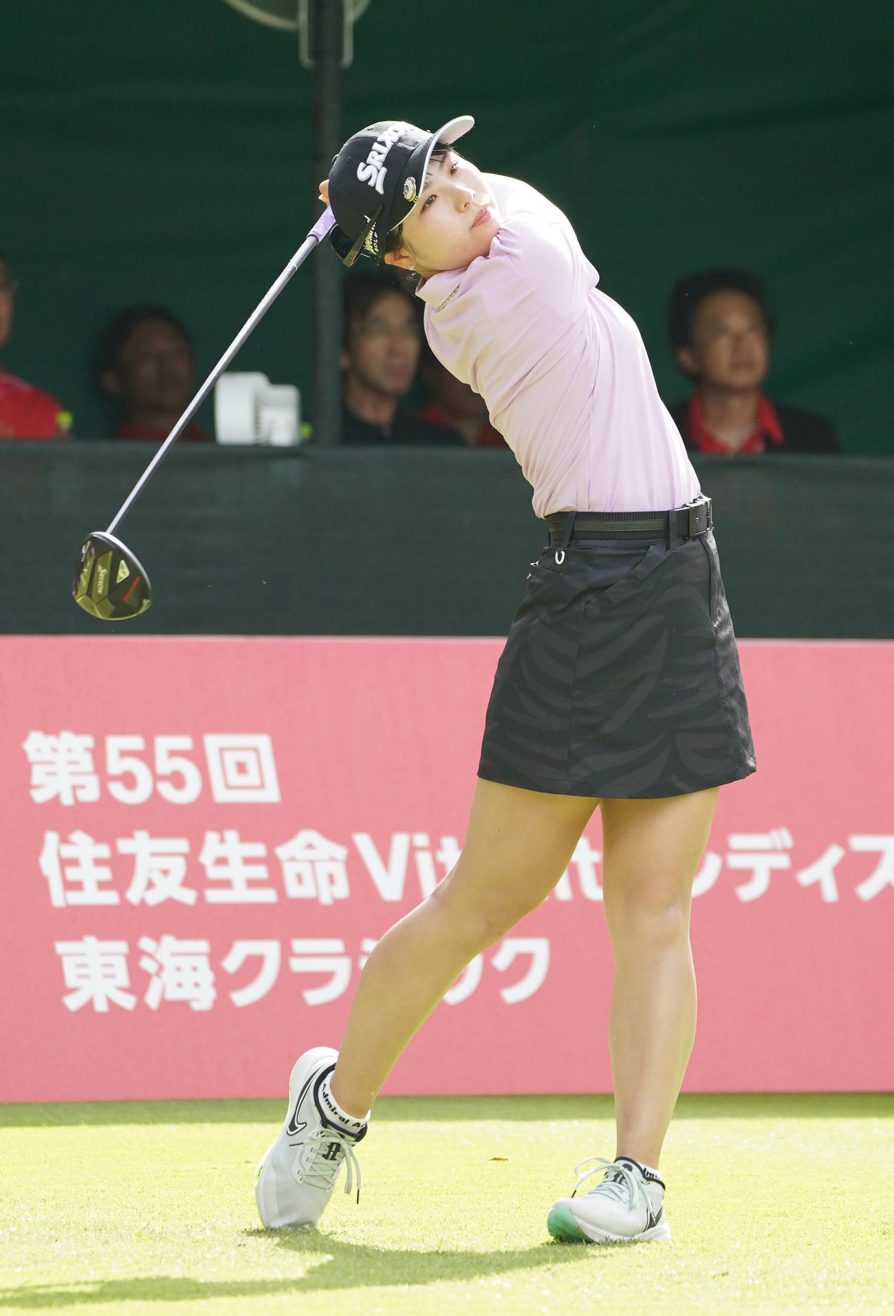 1番、ティーショットを放つ尾関（撮影・森本幸一）