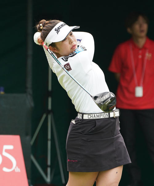 1番、ティーショットを放つ山下（撮影・森本幸一）